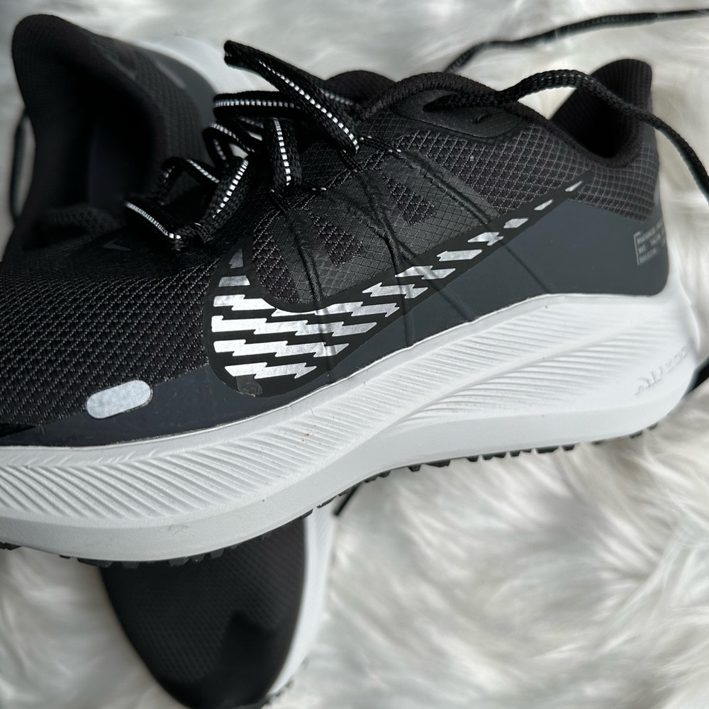 LIKE NEW - Women’s Nike Air Zoom Winflo 7 Shoes